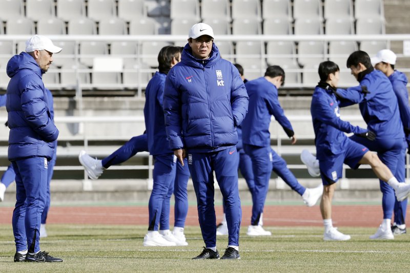 [고양=뉴시스] 최동준 기자 = 축구대표팀 황선홍 임시 감독이 18일 경기 고양종합운동장에서 2026 북중미 월드컵 아시아 2차 예선 태국과의 2연전에 대비한 훈련을 지켜보고 있다. 2024.03.18. photocdj@newsis.com
