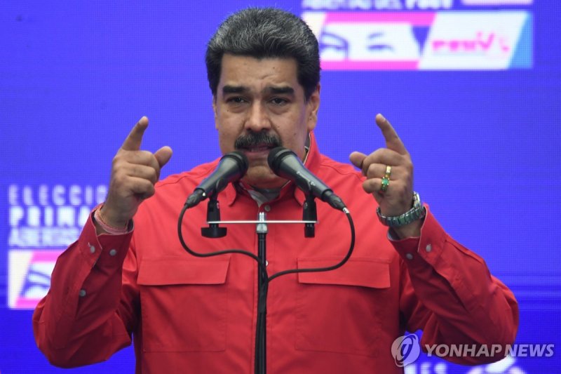 니콜라스 마두로 베네수엘라 대통령 (FILES) Venezuelan President Nicolas Maduro gestures while delivering a press conference at a polling station in Simon Rodriguez school in Fuerte Tiuna, Caracas, on August 8, 2021 during the Socialist United Party of Venezuela (PSUV) primary elections to choose candidates ahead of