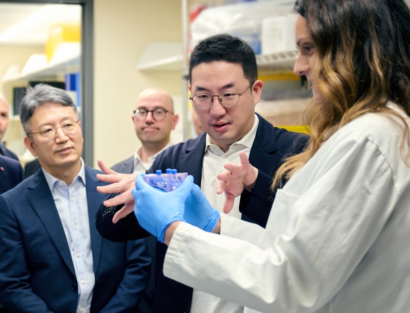 구광모 LG그룹 회장(가운데)이 지난해 방문한 미국 보스톤 다나파버에서 세포치료제 생산 과정에서 항암 기능을 강화시킨 세포를 선별하는 과정에 대한 설명을 듣고 있다. LG 제공