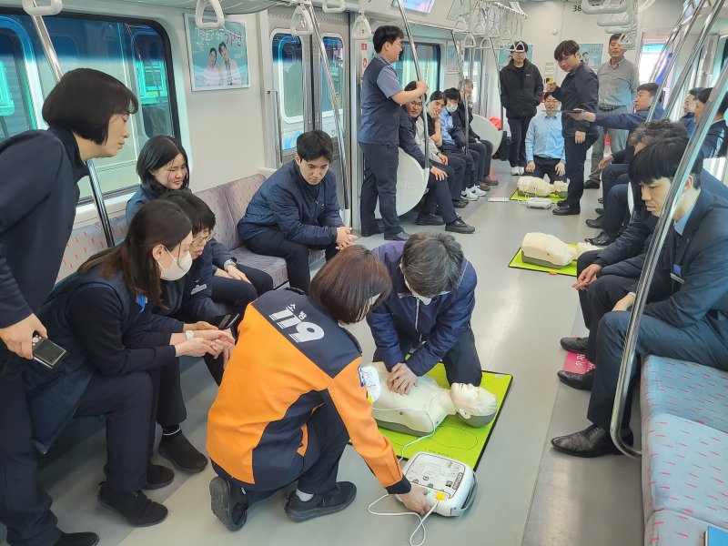 한국철도공사 부산경남본부가 동해선 전동열차 기관사를 상대로 응급조치 능력 향상 훈련을 실시하고 있다. 한국철도공사 부산경남본부 제공