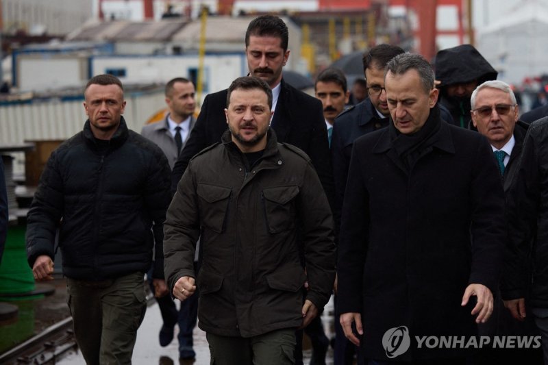 자국 군함을 건조 중인 튀르키예 조선소를 찾은 볼로디미르 젤렌스키 우크라이나 대통령 This handout photograph taken and released by Ukrainian Presidential Press Service on March 8, 2024, shows Ukrainian President Volodymyr Zelensky (C) visiting shipyards where corvettes are being built for the Ukrainian Naval Forces in Istanbul during hi