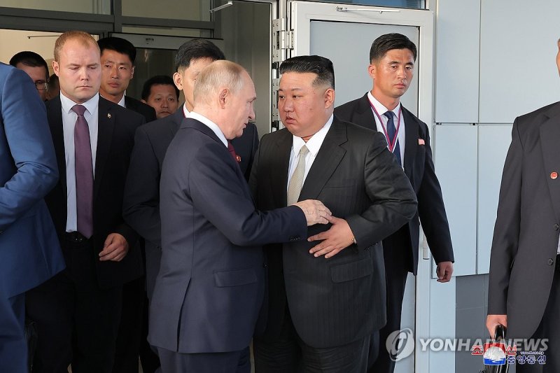 작별인사하는 김정은과 푸틴 작별인사하는 김정은과 푸틴 (평양 조선중앙통신=연합뉴스) 북한 김정은 국무위원장의 러시아 방문을 환영해 블라디미르 푸틴 러시아 대통령이 지난 13일 연회를 마련했다고 조선중앙통신이 14일 보도했다. 2023.9.14 [국내에서만 사용가능. 재배포 금지. For Use Only in the Republic of Korea. No Redistribution] nkphoto@yna.co.kr (끝)
