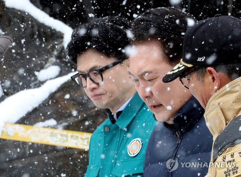 윤석열 대통령, 한동훈 비대위원장과 함께 서천 시장 화재 현장 점검 윤석열 대통령, 한동훈 비대위원장과 함께 서천 시장 화재 현장 점검 (서천=연합뉴스) 배재만 기자 = 윤석열 대통령이 23일 충남 서천군 서천읍 서천특화시장 화재 현장에서 국민의힘 한동훈 비상대책위원장과 만나 함께 현장을 점검하고 있다. 2024.1.23 scoop@yna.co.kr (끝)