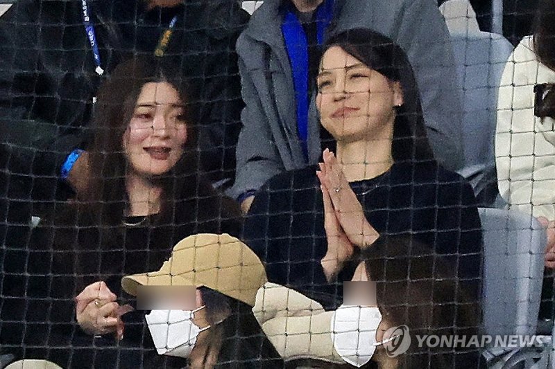 서울 고척스카이돔에서 열린 팀 코리아와 로스앤젤레스(LA) 다저스의 미국 프로야구(MLB) 서울시리즈 연습 경기. 다저스 오타니 쇼헤이의 아내 다나카 마미코(오른쪽)가 관전하고 있다.연합뉴스