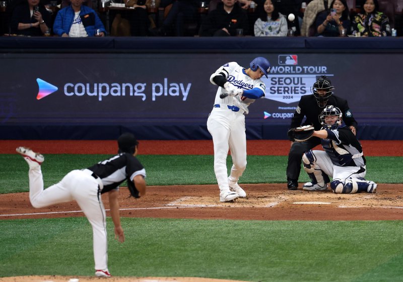 18일 서울 구로구 고척스카이돔에서 열린 MLB 서울시리즈 팀 코리아와 LA 다저스의 연습 경기, 3회말 무사 1루 상황, LA 오타니가 좌익수 뜬공을 때리고 있다. (공동취재) 2024.3.18/뉴스1 ⓒ News1 김진환 기자