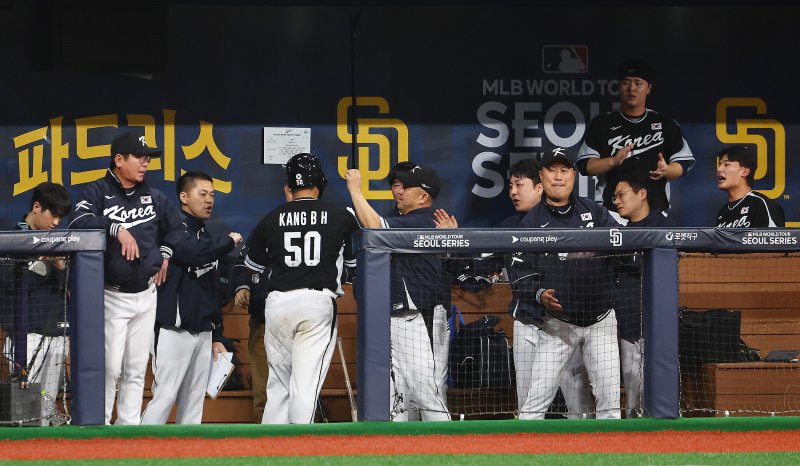 18일 서울 고척스카이돔에서 열린 팀 코리아와 로스앤젤레스(LA) 다저스의 미국 프로야구(MLB) 서울시리즈 연습 경기. 3회초 1사 3루 상황에서 역전 희생타를 날린 팀 코리아 강백호가 더그아웃으로 들어와 동료들의 축하를 받고 있다. (공동취재) 2024.3.18/뉴스1 ⓒ News1 김진환 기자
