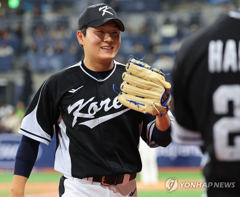 삼진 2개로 빛나는 활약 펼친 영건 김택연 삼진 2개로 빛나는 활약 펼친 영건 김택연 (서울=연합뉴스) 서대연 기자 = 18일 오후 서울 구로구 고척스카이돔에서 미국프로야구(MLB) 공식 개막시리즈를 앞두고 열린 로스앤젤레스 다저스(LA)와 팀코리아의 경기. 6회말 무사 주자 없는 상황 팀코리아 김택연이 LA 다저스 테오스카 에르난데스와 제임스 아우트먼을 연속으로 삼진 처리한 뒤 환한 미소를 지으며 더그아웃으로 내려가고 있다. 2024.3.18 [공동취재] dwise@yna.co.kr (끝)
