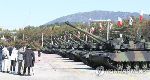폴란드 수출 K2 전차 (창원=연합뉴스) 김동민 기자 =경남 창원시 성산구 현대로템에서 열린 'K2 전차 폴란드 갭필러 출고식'에 전시된 K2 전차. 2022.10.19 image@yna.co.kr