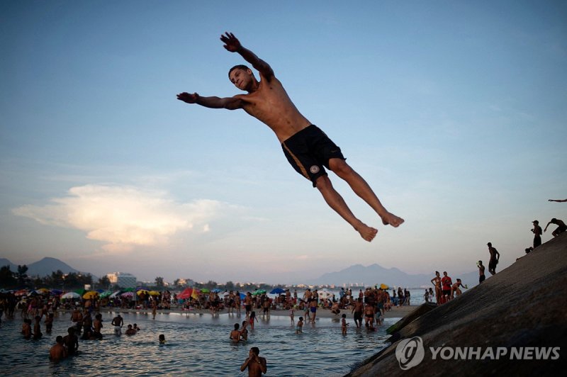 폭염 속 브라질 리우데자네이루의 해변 풍경/사진=연합뉴스