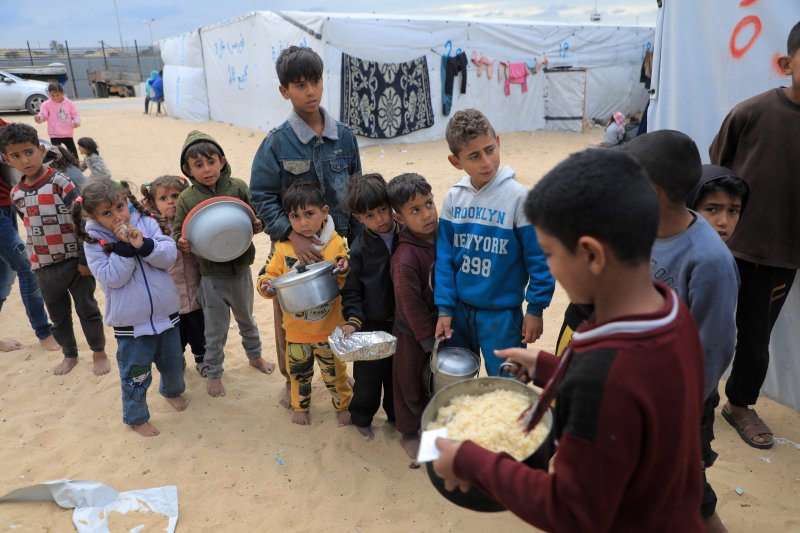 지난 18일 팔레스타인 가자지구 라파의 난민촌에서 어린이들이 식량 배급을 기다리고 있다.신화연합뉴스