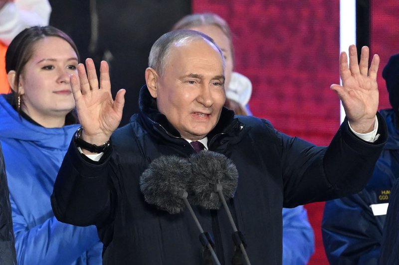 러시아의 블라디미르 푸틴 대통령이 18일(현지시간) 수도 모스크바 붉은 광장에서 열린 크림반도 병합 10주년 기념식에서 연설하고 있다.AFP연합뉴스