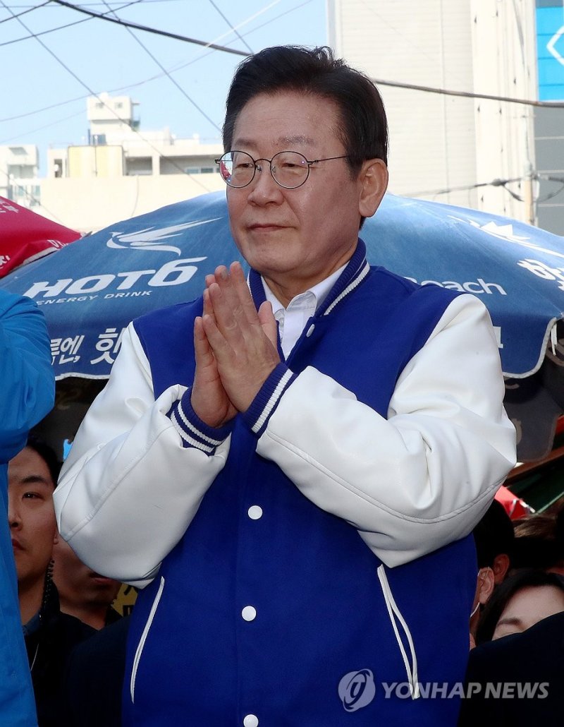 박수치는 이재명 대표 박수치는 이재명 대표 (부산=연합뉴스) 손형주 기자 = 더불어민주당 이재명 대표가 15일 오후 부산 기장군 기장시장을 방문해 지지를 호소하는 기자회견을 마치고 박수치고 있다. 2024.3.15 [공동취재] handbrother@yna.co.kr (끝)
