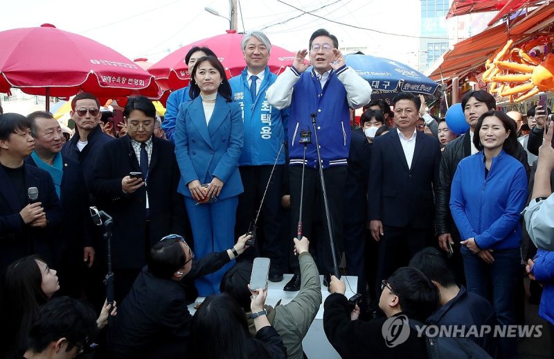 지지 호소 하는 이재명 대표와 최택용·서은숙 후보 지지 호소 하는 이재명 대표와 최택용·서은숙 후보 (부산=연합뉴스) 손형주 기자 = 더불어민주당 이재명 대표가 15일 오후 부산 기장군 기장시장을 방문해 부산진갑 서은숙 후보, 기장군 최택용 후보와 기자회견을 마치고 지지를 호소하고 있다. 2024.3.15 [공동취재] handbrother@yna.co.kr (끝)