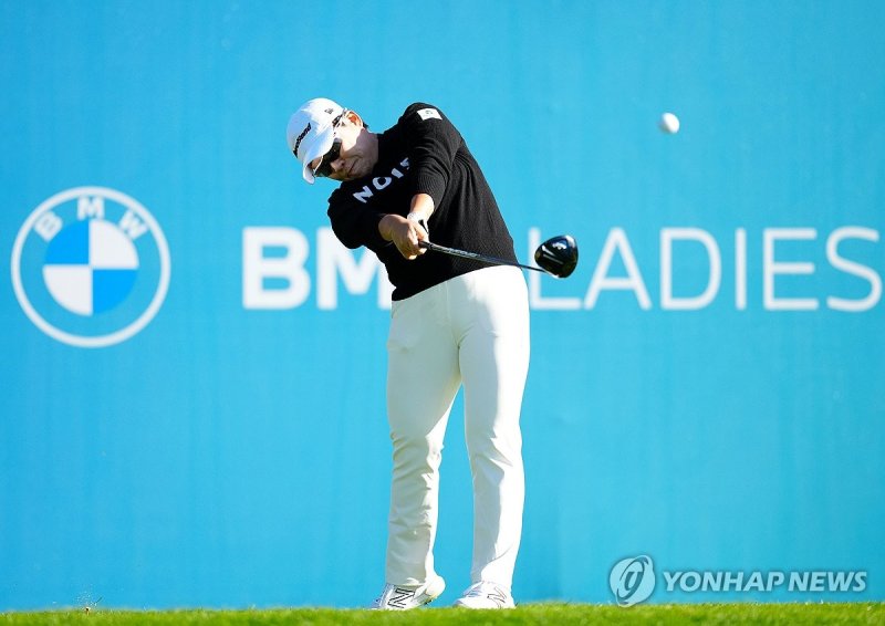 신지애 LPGA 투어 BMW 챔피언십 3R, 티샷 치는 신지애 (서울=연합뉴스) 21일 경기도 파주시 서원힐스 컨트리클럽에서 열린 미국 여자프로골프(LPGA) 투어 BMW 레이디스 챔피언십 3라운드 1번 홀에서 신지애가 티샷을 치고 있다. 2023.10.21 [BMW 코리아 제공. 재판매 및 DB 금지] photo@yna.co.kr (끝)