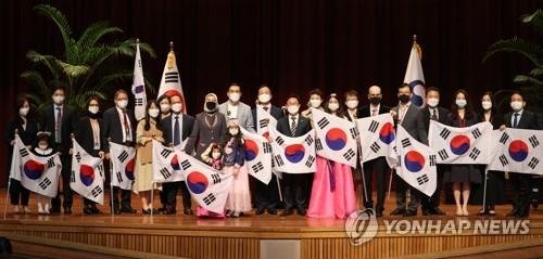 가구소득 높을수록 '행복하고 사회적 지위 높다' 생각 우수인재 국적취득 기념 대한민국 우수인재 국적증서 수여식 [연합뉴스 자료사진]