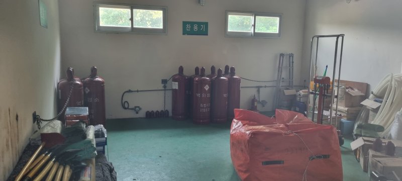 [의정부=뉴시스] 김도희 기자 = 경기 의정부시 맑은물사업소 내 염소저장실에 100kg짜리 염소가스통이 저장돼 있다. 2022.05.16 kdh@newsis.com