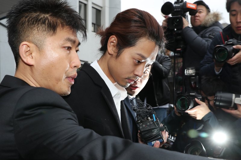 이성과의 성관계를 불법 촬영해 유포한 혐의를 받고 있는 가수 정준영(30)이 29일 오전 서울 종로경찰서를 나서 검찰로 송치되고 있다. 2019.3.29/뉴스1 ⓒ News1 민경석 기자