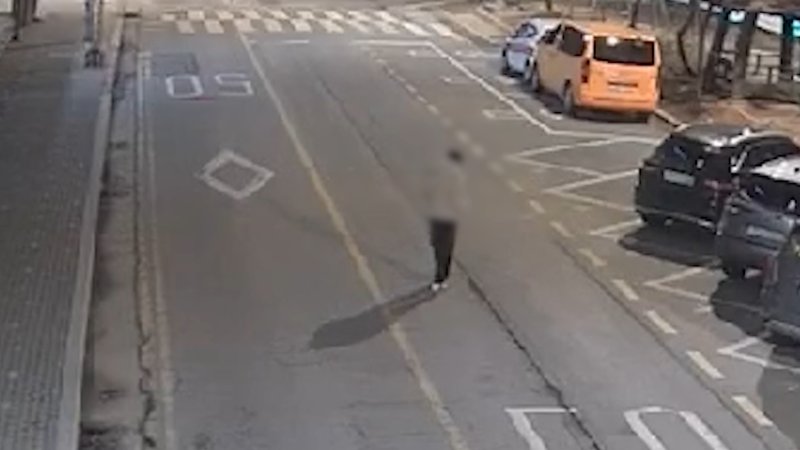[수원=뉴시스] 지난 1월19일 시흥시 정왕신길로 앞 노상에서 비틀거리며 차량에 다가가는 음주운전자 모습. (사진=경기남부경찰청 제공) 2024.3.19. photo@newsis.com *재판매 및 DB 금지