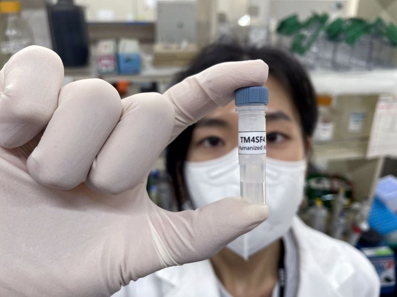 한국원자력연구원 연구진이 'TM4SF4 항체항암제 후보물질'을 들고 있다. / 사진=한국원자력연구원 제공