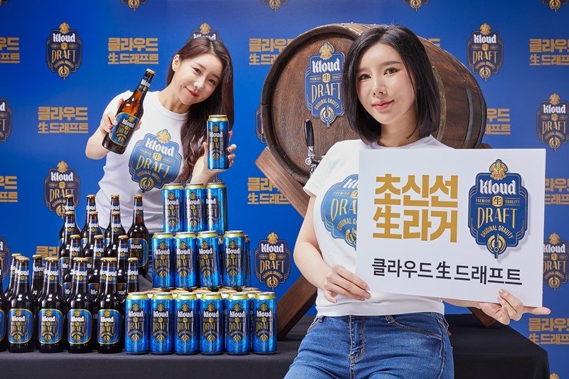 [충주=뉴시스]이병찬 기자 = 롯데칠성음료는 생맥주의 신선한 맛을 그대로 담아낸 '클라우드 생 드래프트'를 출시했다고 20일 밝혔다.(사진=롯데칠성음료 제공) 2020.06.20photo@newsis.com