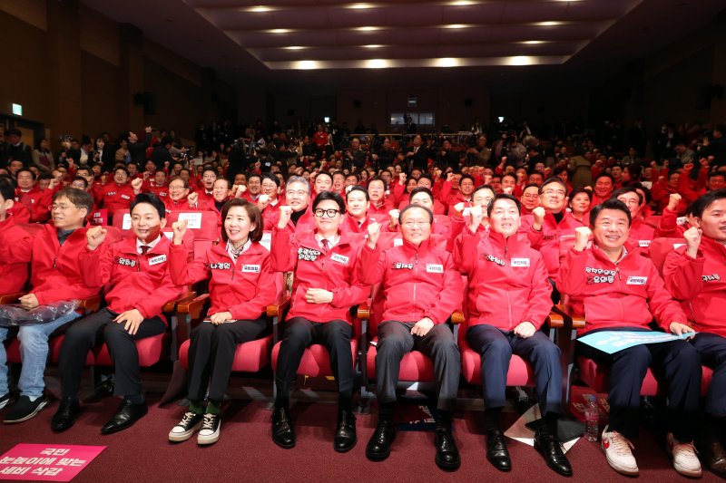 [서울=뉴시스] 조성봉 기자= 한동훈 국민의힘 총괄선대위원장이 19일 오전 서울 여의도 국회에서 열린 제22대 총선 중앙선대위 발대식 및 공천자대회에서 참석자들과 함께 총선승리를 다짐하고 있다. 2024.03.19. suncho21@newsis.com