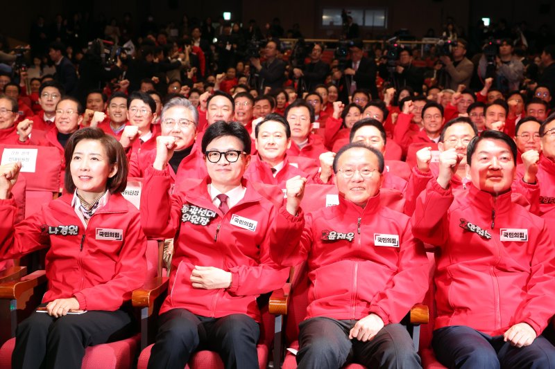 [서울=뉴시스] 조성봉 기자= 한동훈 국민의힘 총괄선대위원장이 19일 오전 서울 여의도 국회에서 열린 제22대 총선 중앙선대위 발대식 및 공천자대회에서 참석자들과 함께 총선승리를 다짐하고 있다. 2024.03.19. suncho21@newsis.com