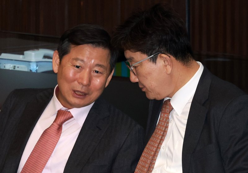 [서울=뉴시스] 이영환 기자 = 국민의힘 권성동, 이철규 의원이 지난달 29일 오후 서울 여의도 국회에서 열린 제413회국회(임시회) 제6차 본회의에서 대화를 하고 있다. 2024.02.29. 20hwan@newsis.com