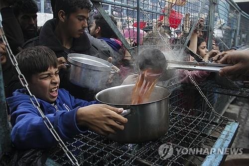 18일 식량 배급받는 가자지구 어린이 [AP 연합뉴스 자료사진. 재판매 및 DB 금지]