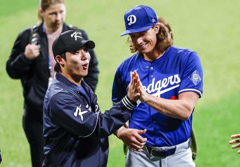 [서울=뉴시스] 정병혁 기자 = 16일 서울 구로구 고척스카이돔에서 열린 메이저리그(MLB) 월드투어 서울시리즈에 참가하는 LA다저스와 샌디에이고 파드리스 유소년 클리닉에서 LA다저스 타일러 글라스노우가 팀 코리아 원태인과 손을 비교하고 있다. 2024.03.16. jhope@newsis.com