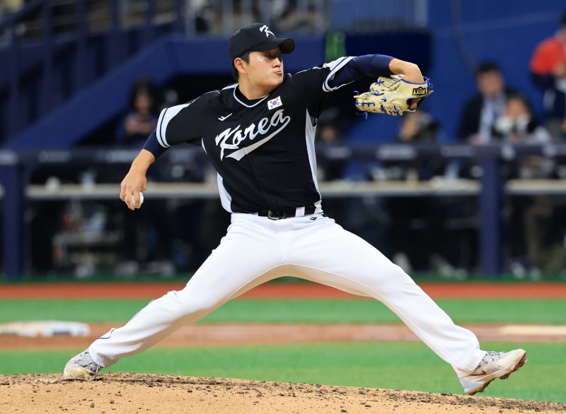 [서울=뉴시스] 김선웅 기자 = 18일 오후 서울 구로구 고척스카이돔에서 미국프로야구(MLB) 공식 개막시리즈를 앞두고 열린 로스앤젤레스 다저스(LA)와 팀코리아의 경기, 6회말 무사 주자 없는 상황 팀코리아 김택연이 힘차게 공을 던지고 있다. (공동취재) 2024.03.18. photo@newsis.com