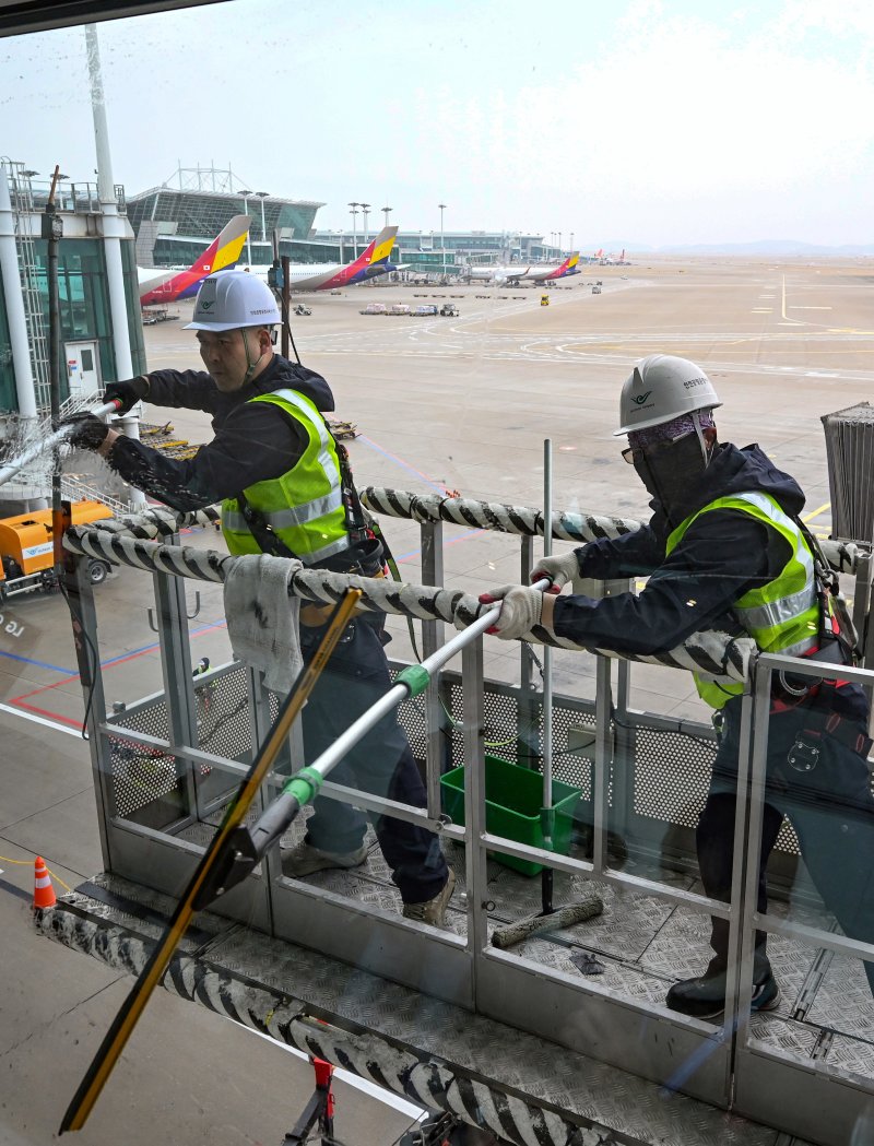 인천공항운영서비스 환경미화운영그룹 직원들이 19일 오전 인천국제공항 제1터미널에서 봄맞이 유리창 물청소를 하고 있다. (공동취재) 2024.3.19/뉴스1 ⓒ News1 장수영 기자