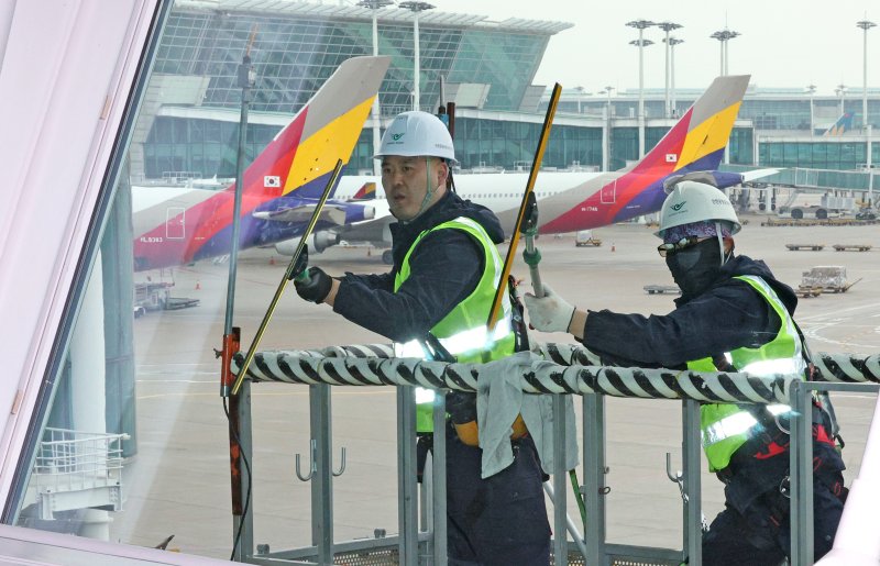 인천공항운영서비스 환경미화운영그룹 직원들이 19일 오전 인천국제공항 제1터미널에서 봄맞이 유리창 물청소를 하고 있다. 2024.3.19/뉴스1 ⓒ News1 장수영 기자