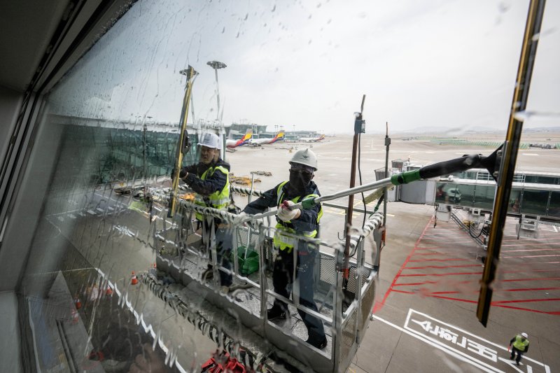 인천공항운영서비스 환경미화운영그룹 직원들이 19일 오전 인천국제공항 제1터미널에서 봄맞이 유리창 물청소를 하고 있다. (공동취재) 2024.3.19/뉴스1 ⓒ News1 장수영 기자