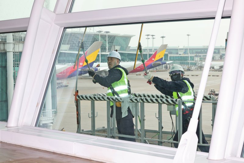 인천공항운영서비스 환경미화운영그룹 직원들이 19일 오전 인천국제공항 제1터미널에서 봄맞이 유리창 물청소를 하고 있다. 2024.3.19/뉴스1 ⓒ News1 장수영 기자