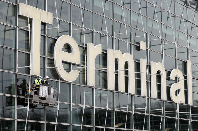 인천공항운영서비스 환경미화운영그룹 직원들이 19일 오전 인천국제공항 제1터미널에서 봄맞이 유리창 물청소를 하고 있다. (공동취재) 2024.3.19/뉴스1 ⓒ News1 장수영 기자