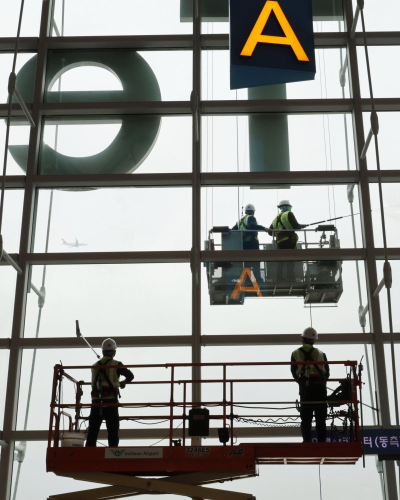 인천공항운영서비스 환경미화운영그룹 직원들이 19일 오전 인천국제공항 제1터미널에서 봄맞이 유리창 물청소를 하고 있다. (공동취재) 2024.3.19/뉴스1 ⓒ News1 장수영 기자