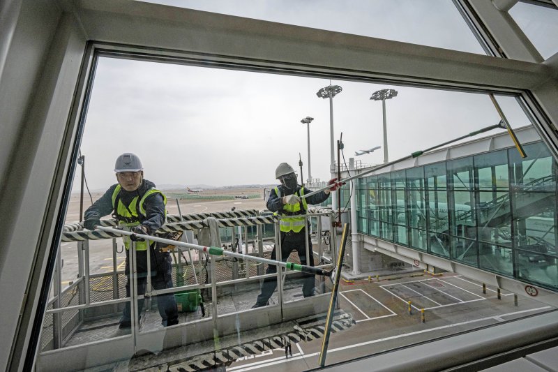 인천공항운영서비스 환경미화운영그룹 직원들이 19일 오전 인천국제공항 제1터미널에서 봄맞이 유리창 물청소를 하고 있다. (공동취재) 2024.3.19/뉴스1 ⓒ News1 장수영 기자