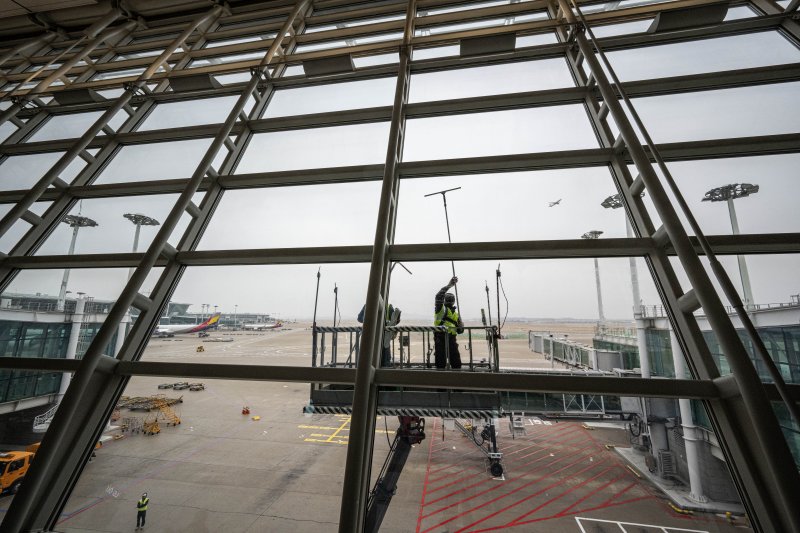 인천공항운영서비스 환경미화운영그룹 직원들이 19일 오전 인천국제공항 제1터미널에서 봄맞이 유리창 물청소를 하고 있다. (공동취재) 2024.3.19/뉴스1 ⓒ News1 장수영 기자