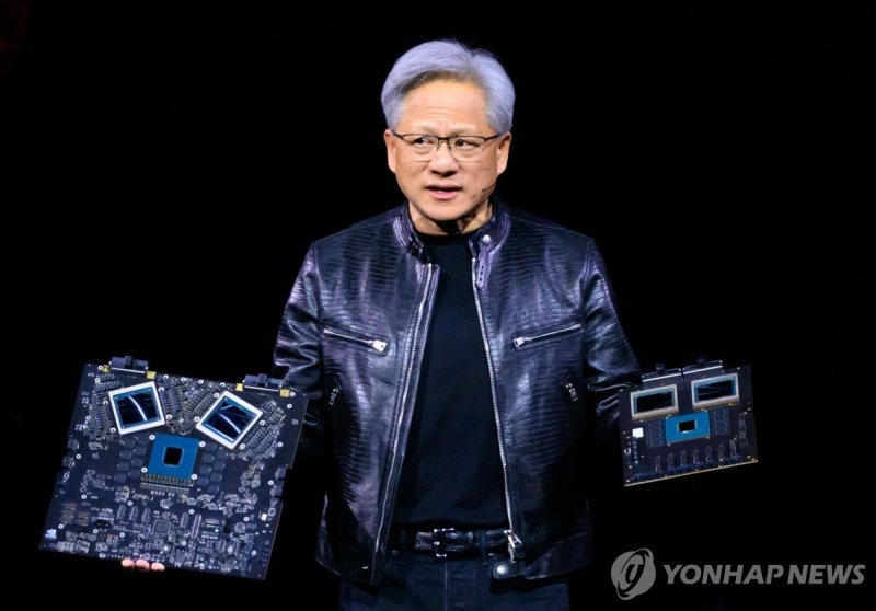 젠슨 황 NVIDIA's CEO Jensen Huang displays products on-stage during the annual Nvidia GTC Artificial Intelligence Conference at SAP Center in San Jose, California, on March 18, 2024. (Photo by JOSH EDELSON / AFP)