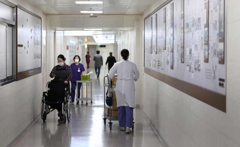 전공의 이탈로 발생한 의료공백이 장기화되는 가운데 대구의 한 대학병원에서 의료진들이 이동하고 있다. 뉴시스