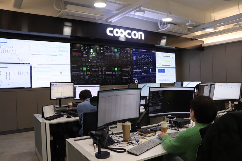 쿠콘 직원들이 본사 내부 시스템을 살펴보고 있다. 쿠콘 제공
