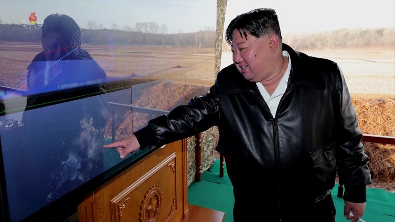 김정은 북한 국무위원장이 지난 18일 서부지구의 포병부대에서 열린 직경 600mm 초대형 방사포 사격 훈련을 지도했다고 19일 북한 조선중앙TV가 보도했다. 사진=뉴시스