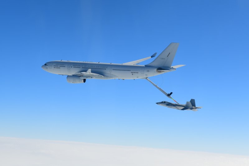 방위사업청은 19일 오전 경남 사천 공군 제3훈련비행단에서 이륙한 한국형 초음속 전투기 KF-21 '보라매'가 남해 상공에서 첫 공중급유 비행시험에 성공했다고 밝혔다. 이번 공중급유 비행시험은 비행 중 KC-330 공중급유기의 급유 막대를 KF-21 공중급유 연결부에 연결한 후 급유기 내 연료(항공유)를 KF-21로 이송하는 방식으로 이뤄졌다. 사진=방위사업청 제공