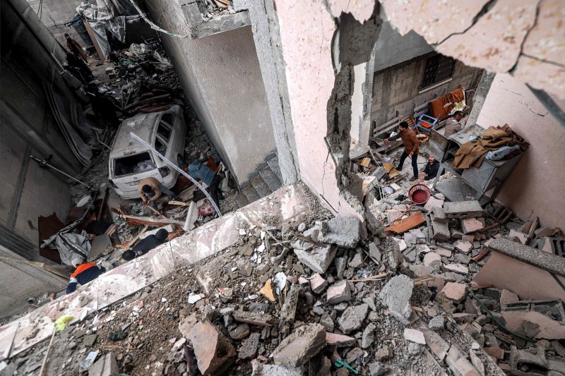 팔레스타인 가자지구 남부 라파에서 19일(현지시간) 주민들이 이스라엘군의 폭격으로 무너진 건물 잔해를 수색하고 있다.AFP연합뉴스