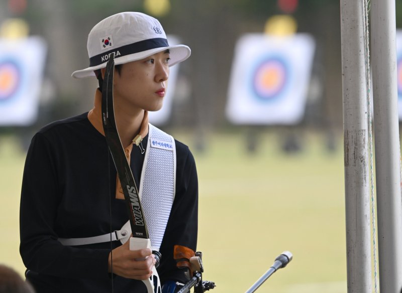 [광주=뉴시스] 이영주 기자 = 14일 오후 광주 남구 광주국제양궁장에서 열린 제104회 전국체전 양궁 리커브 여자 고등·대학·일반부 70m·60m 경기, 국가대표 안산(광주여대·사진 왼쪽)이 경기를 준비하고 있다. 2023.10.14. leeyj2578@newsis.com