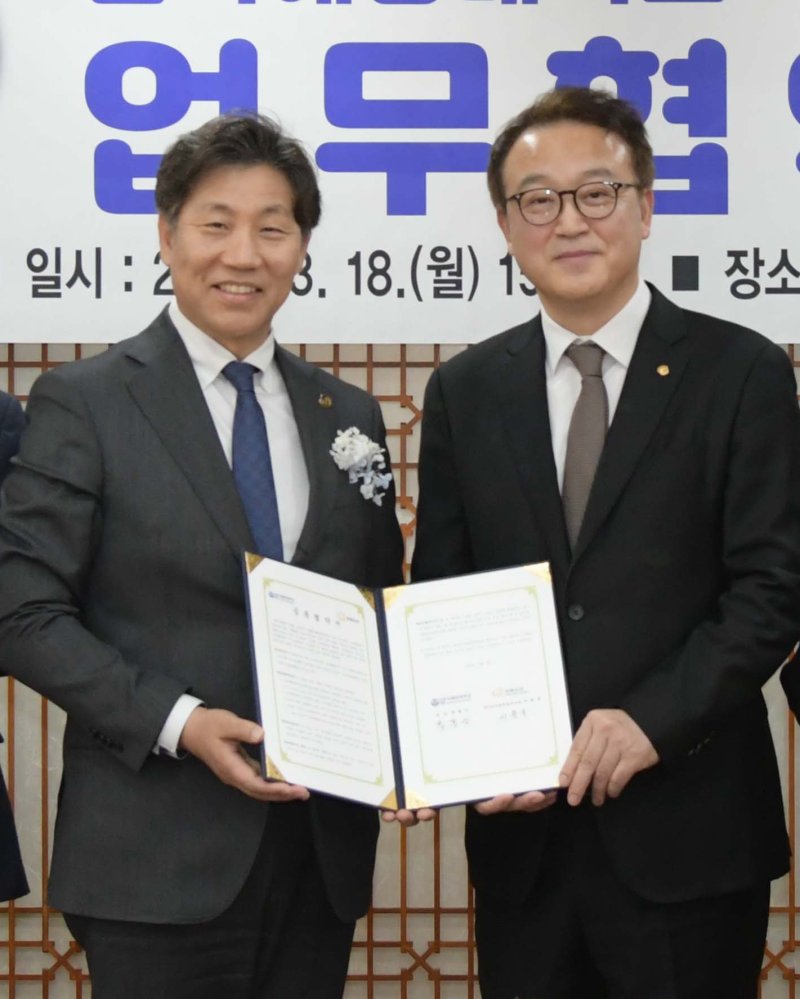 류동근 한국해양대학교 총장(왼쪽)과 이용욱 한화오션 부사장이 지난 18일 업무협약식에 참석해 기념촬영을 하고 있다. 한국해양대 제공