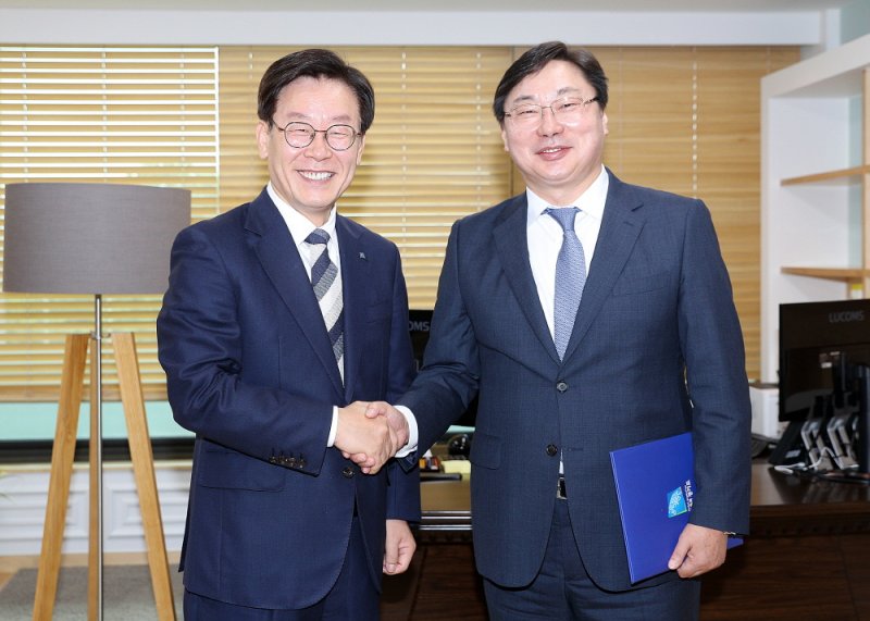 더불어민주당 이재명 대표(사진 오른쪽)가 경기도지사 시절인 지난 2018년 이화영 전 경기도 평화부지사와 악수하고 있다. (경기도 제공) 2018.7.10/뉴스1 ⓒ News1