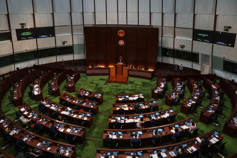 홍콩 입법회의 의원들이 19일 새 국가안보보호법 채택을 앞두고 마지막 논의를 하고 있다. 입법의원들은 이날 만장일치로 정부에 대한 반대 의견을 진압할 수 있는 더 많은 권한을 부여하는 새로운 국가 보안법을 통과시켰다. AP 뉴시스