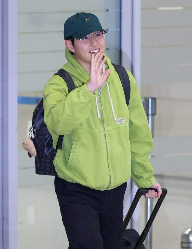 [인천공항=뉴시스] 김금보 기자 = 대한민국 축구 국가대표팀 이강인이 19일 오후 인천국제공항 2터미널을 통해 귀국하며 팬들에게 인사하고 있다. 이강인을 비롯한 축구 국가대표팀은 오는 21일 서울월드컵경기장에서 태국과 2026 국제축구연맹(FIFA) 북중미월드컵 아시아지역 2차 예선전을 치른다. 대한축구협회에 따르면 이강인은 오는 20일 경기 전 공식 훈련에 앞서 하극상 논란과 관련한 대국민 사과문을 읽는 방안을 검토 중이다. 2024.03.19. kgb@newsis.com