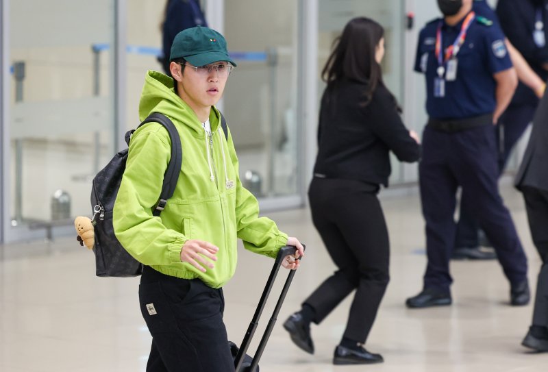 [인천공항=뉴시스] 김금보 기자 = 대한민국 축구 국가대표팀 이강인이 19일 오후 인천국제공항 2터미널을 통해 귀국하고 있다. 이강인을 비롯한 축구 국가대표팀은 오는 21일 서울월드컵경기장에서 태국과 2026 국제축구연맹(FIFA) 북중미월드컵 아시아지역 2차 예선전을 치른다. 대한축구협회에 따르면 이강인은 오는 20일 경기 전 공식 훈련에 앞서 하극상 논란과 관련한 대국민 사과문을 읽는 방안을 검토 중이다. 2024.03.19. kgb@newsis.com